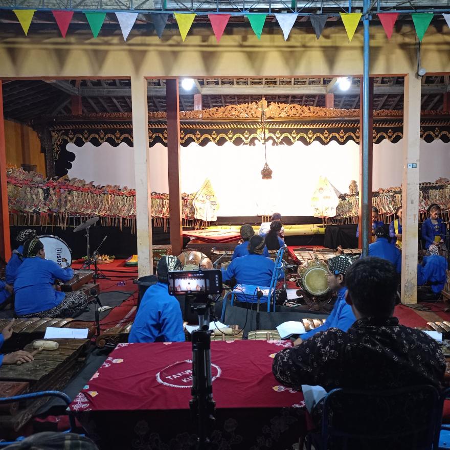 PAGELARAN WAYANG KULIT SEMALAM SUNTUK MERIAHKAN UPACARA ADAT BERSIH DESA DAN LUWARAN TARUBAN 2025